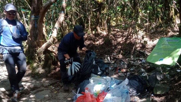 Relawan bersihkan sampah di Gunung Gede Pangrango