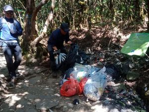 Duh! Celana Dalam Bertebaran di Gunung Gede Pangrango