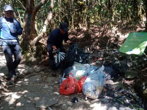 Ih, Jorok! Celana Dalam Berserakan Juga Ada di Gunung Gede Pangrango