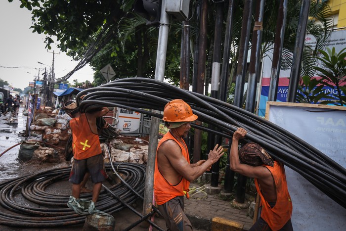 Pekerja menyelesaikan instalasi kabel bawah tanah di Jalan Siliwangi, Depok, Jawa Barat, Selasa (2/8/2022). Pemerintah Kota Depok bersama Asosiasi Penyedia Jaringan Telekomunikasi Indonesia (Apjatel) melakukan pengerjaan relokasi kabel udara ke bawah tanah sepanjang Jalan Siliwangi - Jalan Tole Iskandar untuk estetika di jalan tersebut. ANTARA FOTO/Asprilla Dwi Adha/wsj.