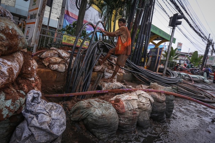 Pekerja menyelesaikan instalasi kabel bawah tanah di Jalan Siliwangi, Depok, Jawa Barat, Selasa (2/8/2022). Pemerintah Kota Depok bersama Asosiasi Penyedia Jaringan Telekomunikasi Indonesia (Apjatel) melakukan pengerjaan relokasi kabel udara ke bawah tanah sepanjang Jalan Siliwangi - Jalan Tole Iskandar untuk estetika di jalan tersebut. ANTARA FOTO/Asprilla Dwi Adha/wsj.