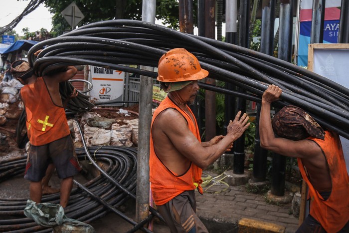 RELOKASI KABEL UDARA DI DEPOK Pekerja menyelesaikan instalasi kabel bawah tanah di Jalan Siliwangi, Depok, Jawa Barat, Selasa (2/8/2022). Pemerintah Kota Depok bersama Asosiasi Penyedia Jaringan Telekomunikasi Indonesia (Apjatel) melakukan pengerjaan relokasi kabel udara ke bawah tanah sepanjang Jalan Siliwangi - Jalan Tole Iskandar untuk estetika di jalan tersebut. ANTARA FOTO/Asprilla Dwi Adha/wsj.