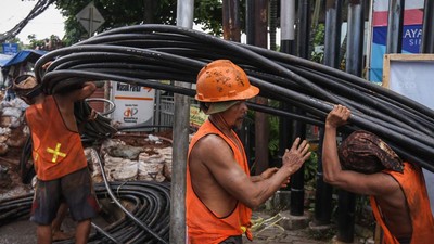 Jaringan Kabel Semrawut di Depok Ini Mulai Ditanam di Tanah