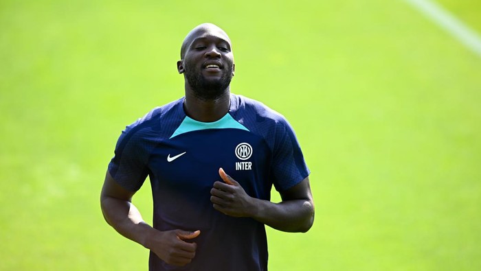 COMO, ITALY - AUGUST 02: Romelu Lukaku of FC Internazionale smile during the FC Internazionale training session at the clubs training ground Suning Training Center at Appiano Gentile on August 02, 2022 in Como, Italy. (Photo by Mattia Ozbot - Inter/Inter via Getty Images)