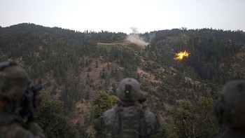 Sebuah rudal Hellfire ketika ditembakkan ke markas musuh di Afghanistan oleh helikopter AS. Foto: Getty Images
