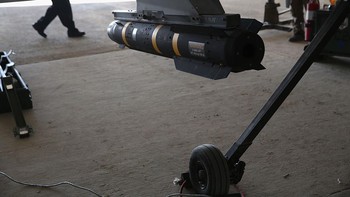 Berat Hellfire RX9 sekitar 45 kilogram. Selain dari drone, misil ini dapat ditembakkan dari helikopter dan kendaraan Humvee. Foto: Getty Images