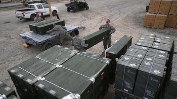 Ini adalah kotak-kotak yang berisi rudal Hellfire untuk pasokan militer AS. Foto: Getty Images