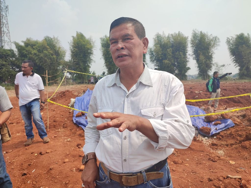 Rudi Samin, pemilik tanah yang lahannya digunakan untuk penguburan beras bansos di Depok.