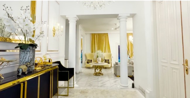 Masuk ke rumah bergaya klasik itu, tamu langsung disambut dengan foyer yang luas. Interior hitam dengan sentuhan emas menghiasi area tersebut. (Foto: YouTube/Tasyi Athasyia)