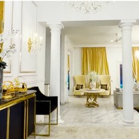 Masuk ke rumah bergaya klasik itu, tamu langsung disambut dengan foyer yang luas. Interior hitam dengan sentuhan emas menghiasi area tersebut. (Foto: YouTube/Tasyi Athasyia)