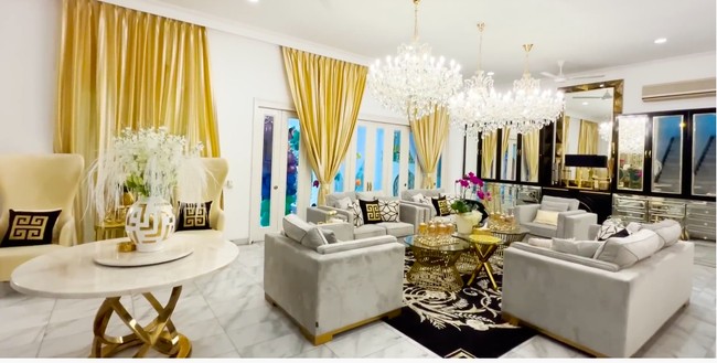 Nuansa yang sama juga terasa hingga ke ruang tamu. Tidak tanggung-tanggung, tiga lampu kristal menggantung di rumah tersebut yang semakin menonjolkan aura kemewahan. (Foto: YouTube/Tasyi Athasyia)