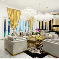 Nuansa yang sama juga terasa hingga ke ruang tamu. Tidak tanggung-tanggung, tiga lampu kristal menggantung di rumah tersebut yang semakin menonjolkan aura kemewahan. (Foto: YouTube/Tasyi Athasyia)