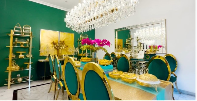 Ruang makan diberi sentuhan emas. Aksen hijau membuat ruang makan tak terasa monoton. (Foto: YouTube/Tasyi Athasyia)