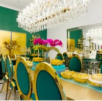 Ruang makan diberi sentuhan emas. Aksen hijau membuat ruang makan tak terasa monoton. (Foto: YouTube/Tasyi Athasyia)