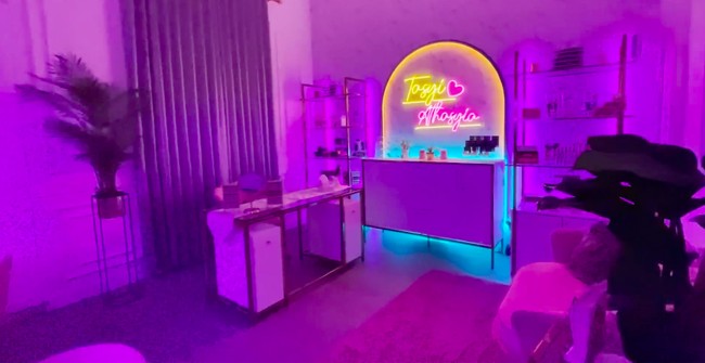 Tasyi Athasyia juga punya kantor tersendiri. Di sini, ia biasa membuat konten. Permainan ambient light menciptakan mood tersendiri. (Foto: YouTube/Tasyi Athasyia)