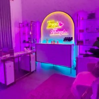 Tasyi Athasyia juga punya kantor tersendiri. Di sini, ia biasa membuat konten. Permainan ambient light menciptakan mood tersendiri. (Foto: YouTube/Tasyi Athasyia)