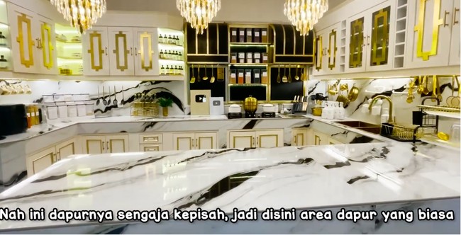 Kemewahan juga terasa di dapur. Kitchen set dengan marmer yang mendominasi. (Foto: YouTube/Tasyi Athasyia)