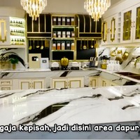 Kemewahan juga terasa di dapur. Kitchen set dengan marmer yang mendominasi. (Foto: YouTube/Tasyi Athasyia)