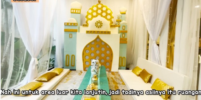 Teras di halaman belakang dipugar ulang hingga menjadi tempat bersantai dengan tema timur tengah. (Foto: YouTube/Tasyi Athasyia)