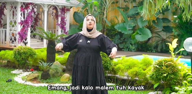 Beginilah penampakan halaman belakang yang luas. Terdapat kolam renang dan gazebo bernuansa country. Terlepas dari segala kemewahannya, Tasyi mengatakan akan pindah dari rumah tersebut walah baru 1,5 tahun tinggal. (Foto: YouTube/Tasyi Athasyia)