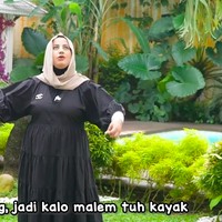 Beginilah penampakan halaman belakang yang luas. Terdapat kolam renang dan gazebo bernuansa country. Terlepas dari segala kemewahannya, Tasyi mengatakan akan pindah dari rumah tersebut walah baru 1,5 tahun tinggal. (Foto: YouTube/Tasyi Athasyia)