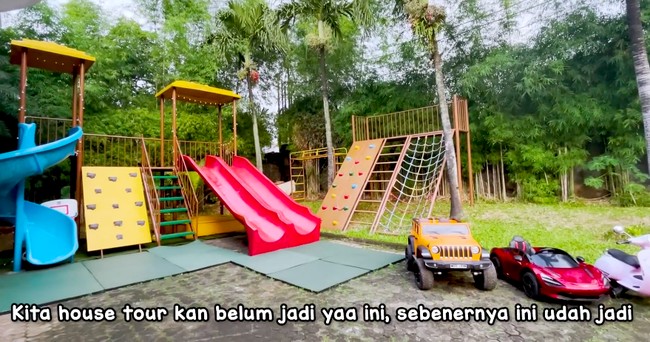 Dua bulan lalu, Tasyi Athasyia memberi tur virtual rumah mewahnya lewat sebuah video di YouTube. Di halaman depan, Tasyi dan suaminya, Syeikh Alatas, membuat sebuah playground untuk anak-anaknya bermain. (Foto: YouTube/Tasyi Athasyia)