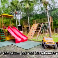 Dua bulan lalu, Tasyi Athasyia memberi tur virtual rumah mewahnya lewat sebuah video di YouTube. Di halaman depan, Tasyi dan suaminya, Syeikh Alatas, membuat sebuah playground untuk anak-anaknya bermain. (Foto: YouTube/Tasyi Athasyia)