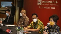 General Manager Metrox Group Johan Sebastian, Ketua Umum DPP APPBI Alphonzus Widjaja, Ketua Tim Direktorat Bina Usaha Perdagangan Widiantoro PW, dan Ketua DPD APPBI DKI Jakarta Ellen Hidayat melakukan penjelasan terkait Indonesia Shopping Festival 2022 di Jakarta, Rabu (3/8/2022). 