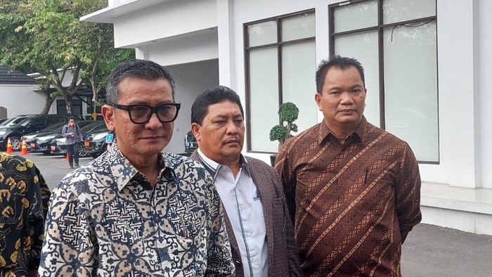 Samuel berbaju batik sebelah kiri. (Rakha/detikcom)
