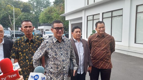 Samuel berbaju batik sebelah kiri. (Rakha/detikcom)