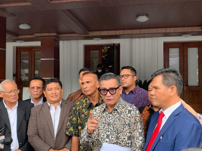 Samuel Hutabarat (batik hijau kuning) bersama rombongan tim kuasa hukum dan perwakilan marga Hutabarat di Kantor Kemenko Polhukam, Rabu (3/8/2022).