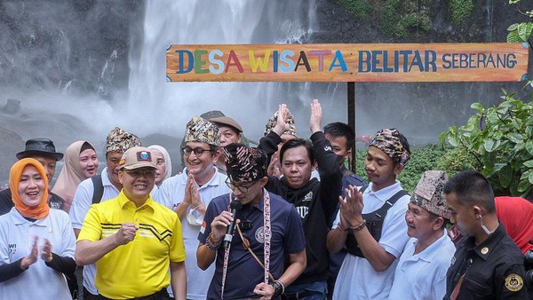 Senyum Merekah Sandiaga di Air Terjun Panas-Dingin, Bengkulu