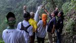 Senyum Merekah Sandiaga di Air Terjun Panas-Dingin, Bengkulu