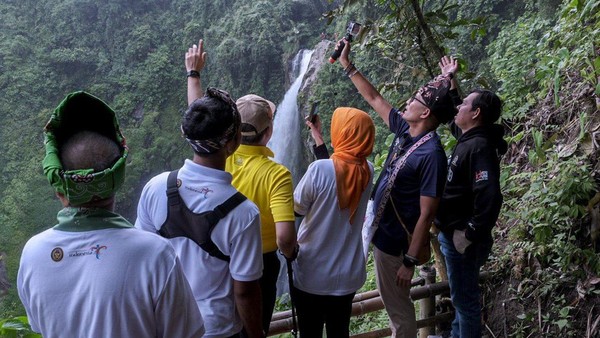 Tak hanya itu, di sekitar air terjun Tri Sakti juga mengalir 4 air terjun lain dengan ketinggian sekitar 40 meter hingga 86 meter, serta goa sarang walet dan goa kelelawar. Wisatawan bisa menikmati tiga wisata alam sekaligus dalam satu tempat. dok. Kemenparekraf) Tak hanya itu, di sekitar air terjun Tri Sakti juga mengalir 4 air terjun lain dengan ketinggian sekitar 40 meter hingga 86 meter, serta goa sarang walet dan goa kelelawar. Wisatawan bisa menikmati tiga wisata alam sekaligus dalam satu tempat. dok. Kemenparekraf)