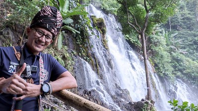 Senyum Merekah Sandiaga di Air Terjun Panas-Dingin, Bengkulu