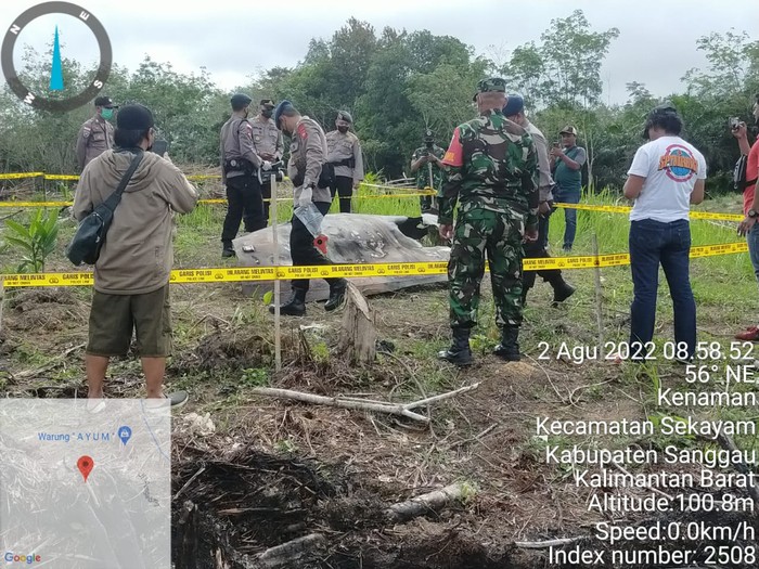 Benda diduga serpihan roket China di Sanggau, Kalimantan Barat.