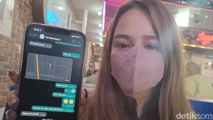 Dinda Yuliana saat menunjukkan bukti percakapan dengan Iptu Bambang. (Goklas/detikSumut)