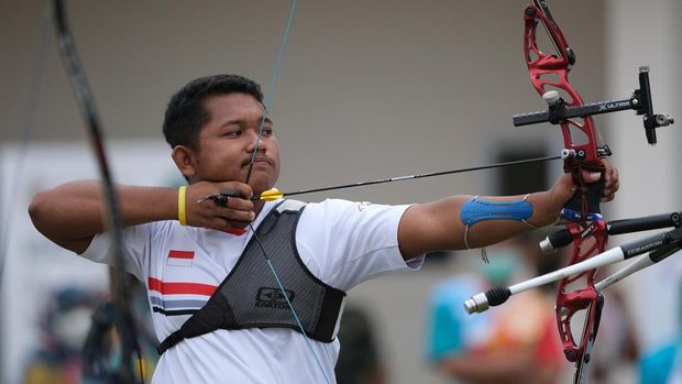 Atlet Para Archery Indonesia Setiawan (kiri)  mengangkat tangannya usai merebut medali emas pada panahan setelah bertanding di Cabang Olahraga Para Archery 11th ASEAN Para Games Solo 2022 di Lapangan Kotabarat, Solo, Rabu 3 Agustus 2022. INASPOC/Agung Lawerissa/Ali