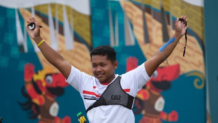 Atlet Para Archery Indonesia Setiawan (kiri)  mengangkat tangannya usai merebut medali emas pada panahan setelah bertanding di Cabang Olahraga Para Archery 11th ASEAN Para Games Solo 2022 di Lapangan Kotabarat, Solo, Rabu 3 Agustus 2022. INASPOC/Agung Lawerissa/Ali