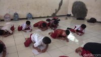 Sekolah sudah meminta bantuan pembuatan meja dan kursi belajar untuk tiga ruang kelas kepada Dinas Pendidikan (Disdik) Kabupaten Subang sejak 2018 lalu.  (Foto: Dwiky Maulana Vellayati/detikJabar)
