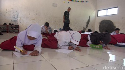 Potret Miris Siswa SD di Subang Belajar di Lantai