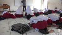 Tidak sedikit murid-murid yang mengeluhkan tidak nyamannya bersekolah dengan kondisi belajar tanpa menggunakan meja dan kursi.  (Foto: Dwiky Maulana Vellayati/detikJabar)