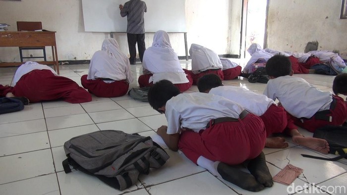 Siswa SDN Banjarsari di Subang belajar dengan kondisi lesehan.