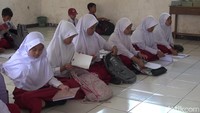 Mereka harus melakukan belajar mengajar tanpa menggunakan kursi dan meja. Mereka terpaksa belajar di lantai ruangan kelas. (Foto: Dwiky Maulana Vellayati/detikJabar)