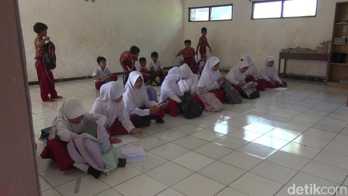 Siswa SDN Banjarsari di Subang belajar dengan kondisi lesehan.