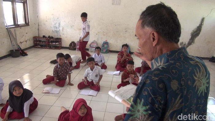 Siswa SDN Banjarsari Subang belajar di lantai tanpa kursi dan meja.