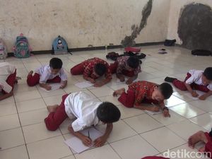 Ironi! Siswa SDN Subang Belajar di Lantai Tanpa Meja dan Kursi