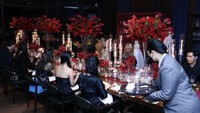 Makan malam pesta ulang tahun Syahrini digelar intim dengan dekorasi yang dipenuhi dengan bunga mawar merah. Foto: dok. Instagram @princessyahrini