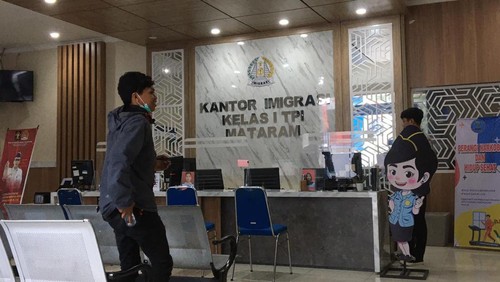 Suasana layanan M-Paspor di Kantor Imigrasi Kelas I Mataram, Lombok Timur, NTB, Rabu (3/8/2022).