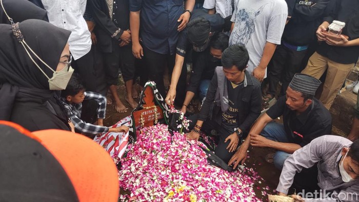 Suasana pemakaman suporter PSS Sleman Tri Fajar di Makam Glendongan I, Tambakbayan, Depok, Sleman, Rabu (3/8/2022).